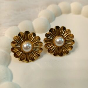 Golden Daisy Pearl Core Stud