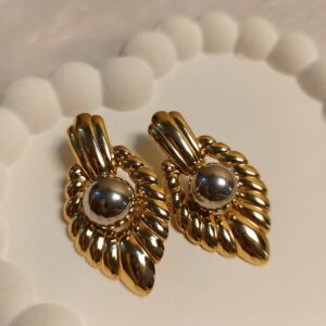 Two-Tone Ribbed Shell Stud